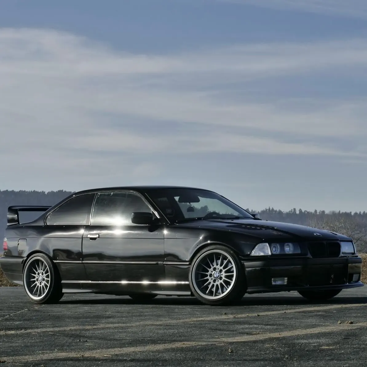 Hotové čierne BMW E36 s GT krídlom a M-paketom
