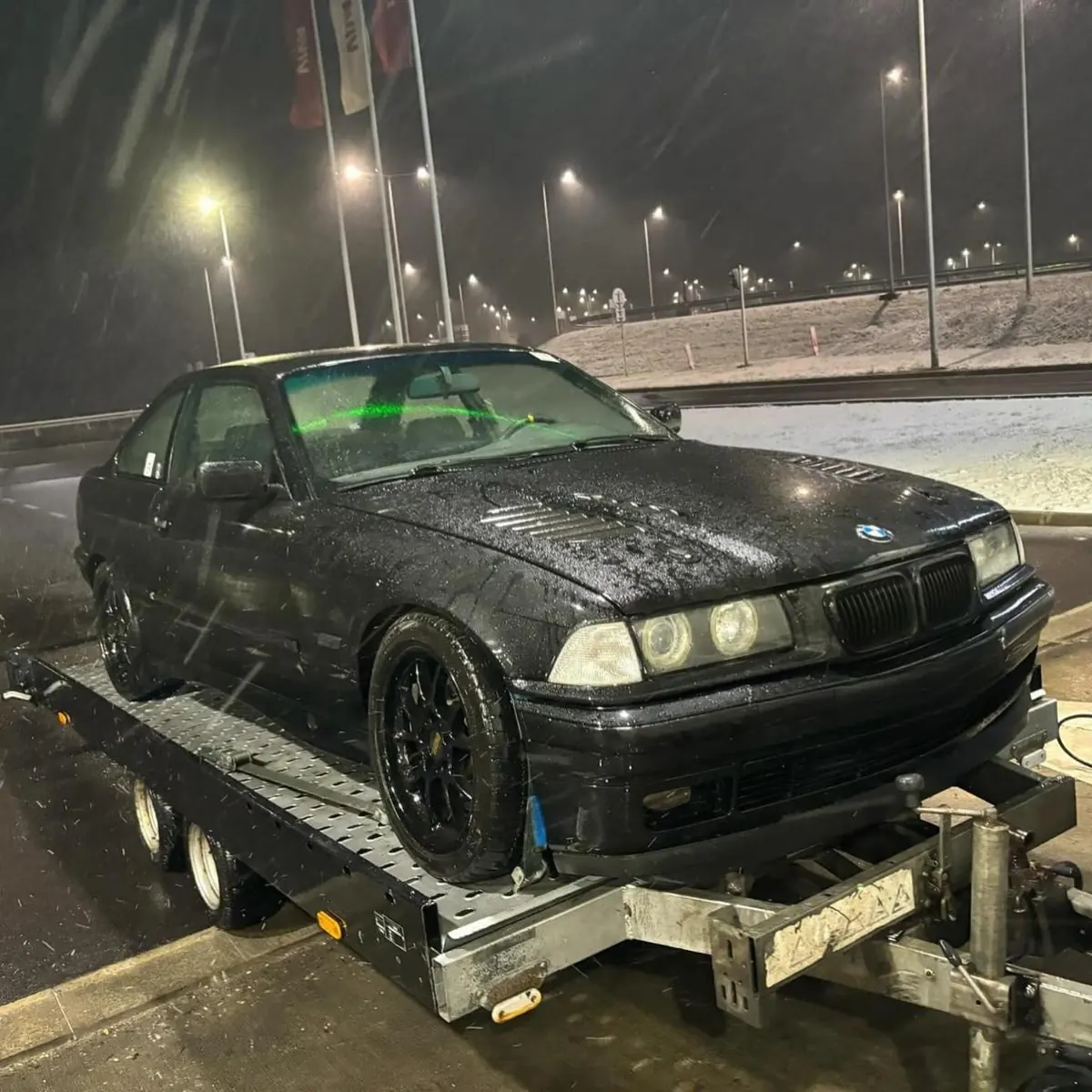 BMW E36 na autoprívese v snežení, cesta do dielne