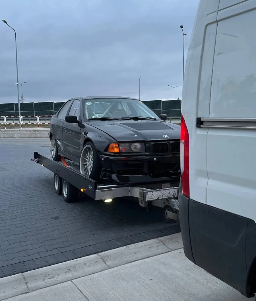 BMW E36 na autoprívese za dodávkou