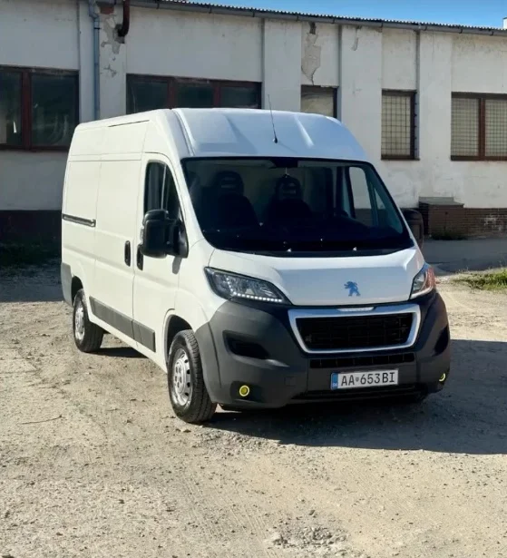 Biela dodávka Peugeot Boxer L2H2